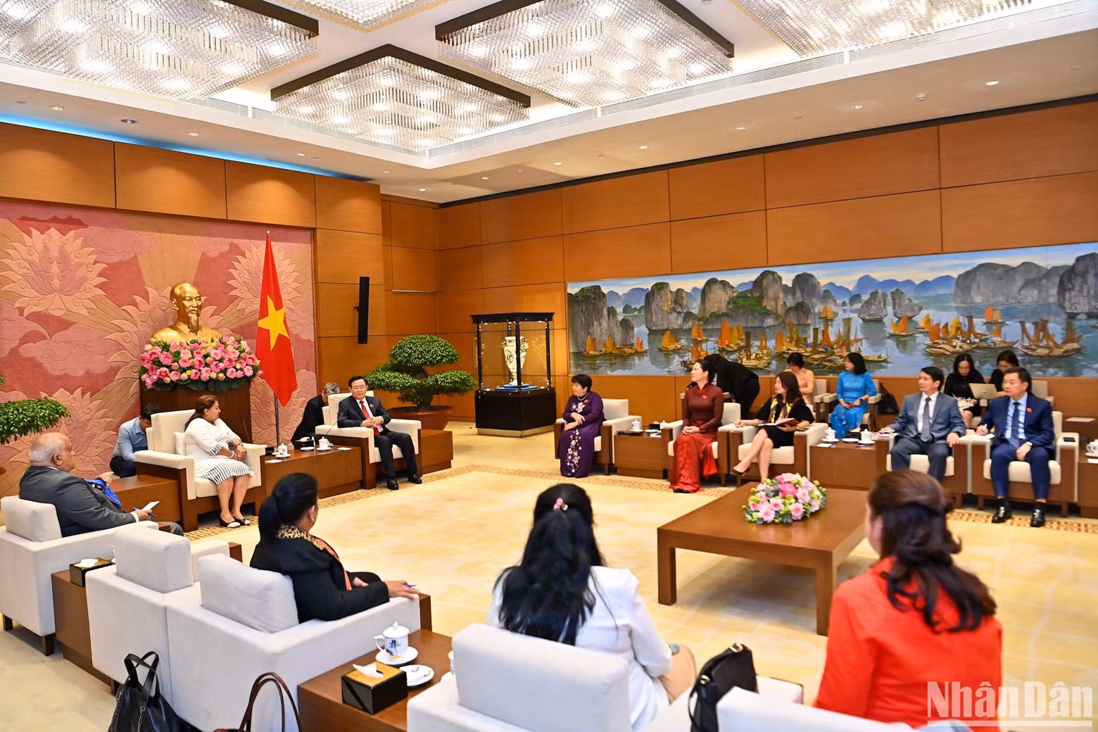 越南国会主席王廷惠在国会大厦会见古巴妇联总书记阿玛雷耶。