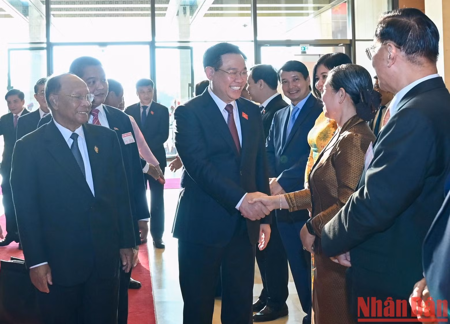 国会主席王廷惠和柬埔寨国会高级代表团成员。