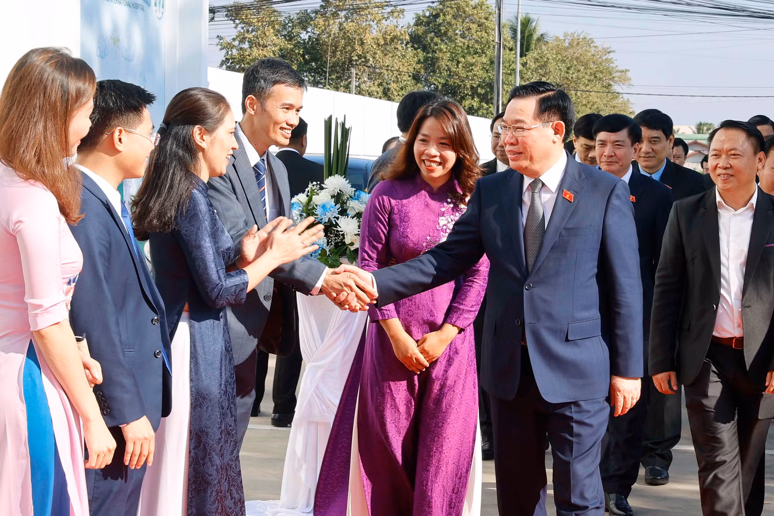 越南国会主席王廷惠造访老挝La Vie国际医院。 越南国会主席王廷惠造访老挝La Vie国际医院。