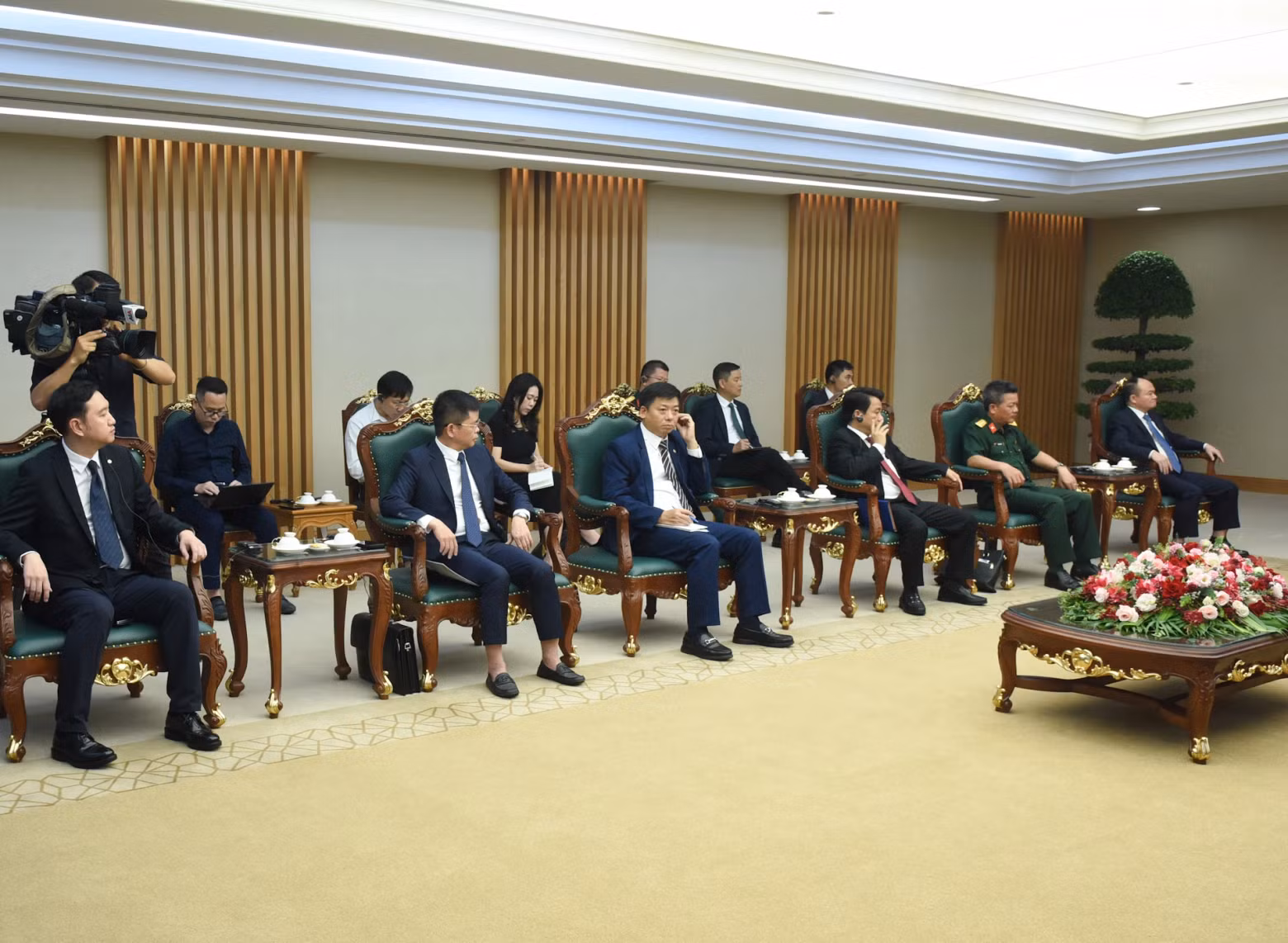 陪同中国电建集团国际副总经理兼亚太区域总部总经理周家义出席会见的代表团成员。 陪同中国电建集团国际副总经理兼亚太区域总部总经理周家义出席会见的代表团成员。