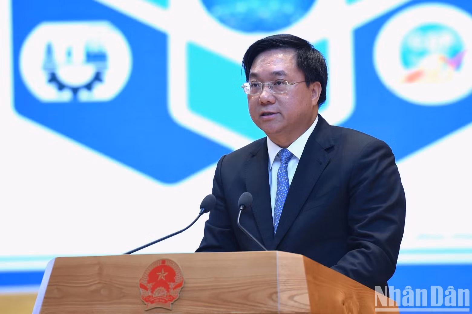 计划与投资部副部长陈维东在会上发表讲话。