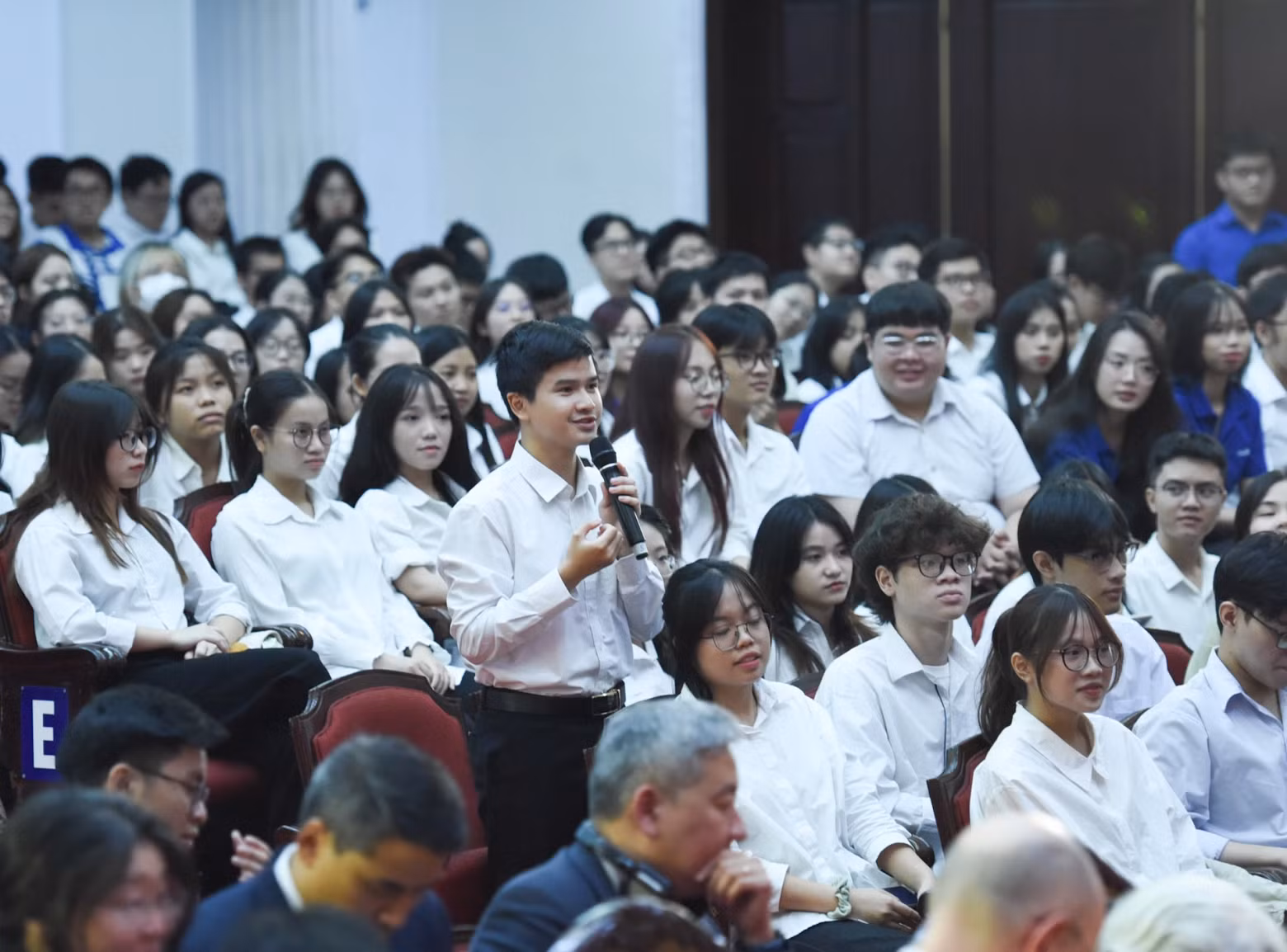 越南大学生代表向世界经济论坛创始人兼执行主席克劳斯·施瓦布教授提问。