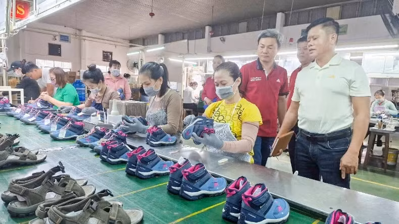 岘港友谊股份公司的鞋履生产。 岘港友谊股份公司的鞋履生产。