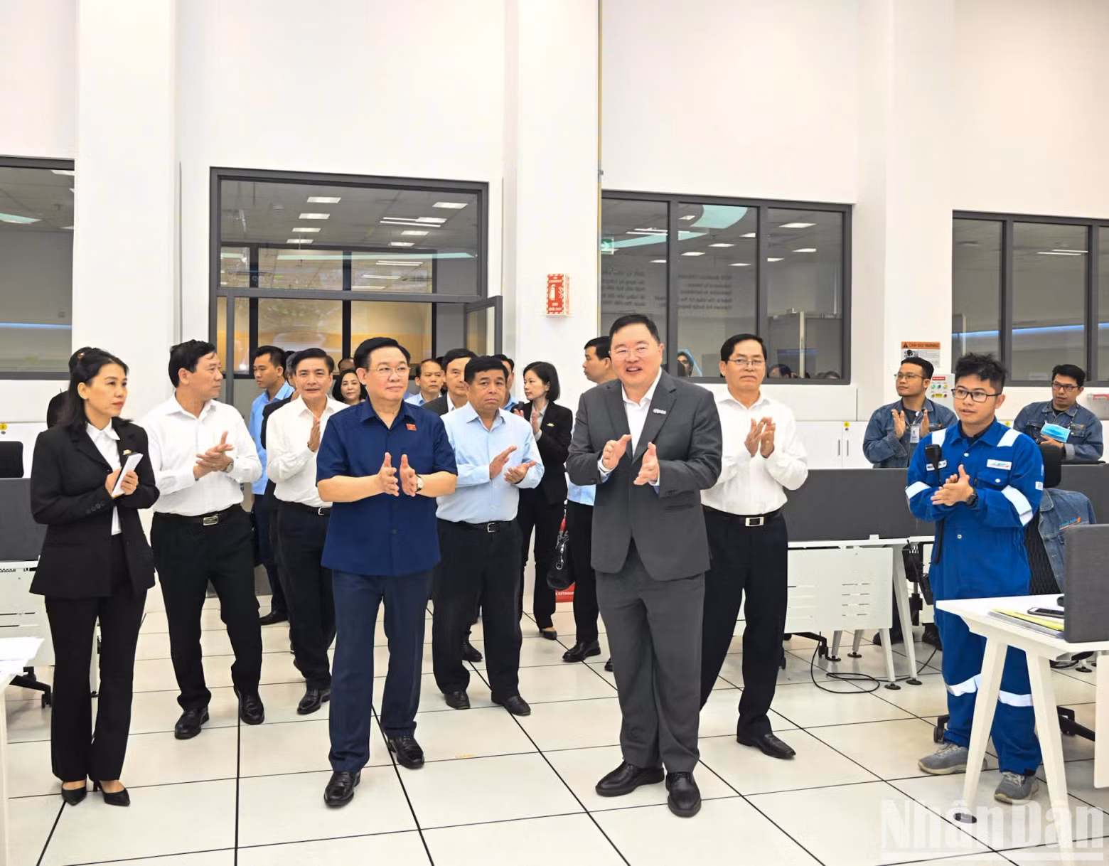 国会主席王廷惠一行参观龙山石油工业综合体项目并举行工作会议。
