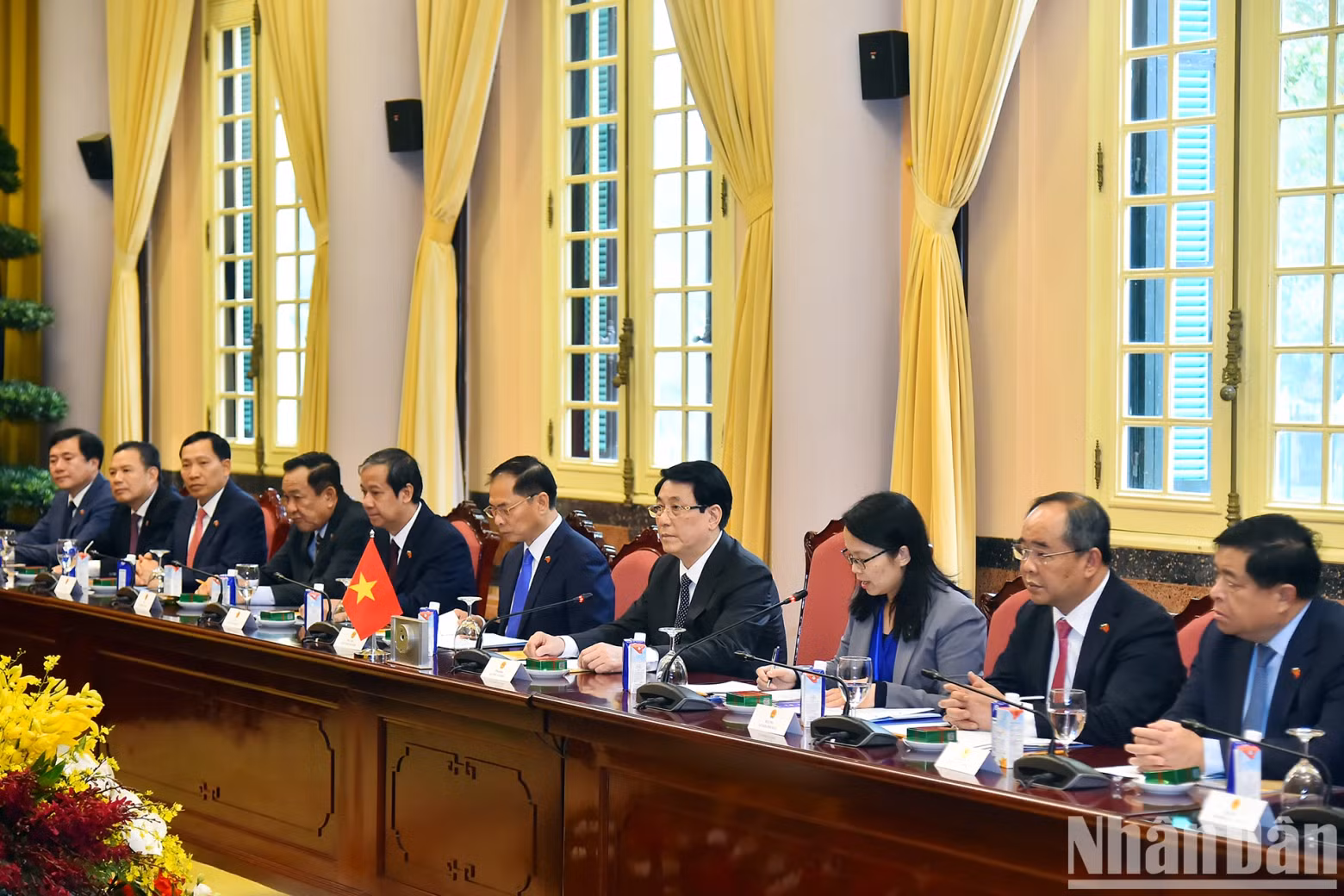 越南国家主席梁强和越方代表团成员参加会谈。