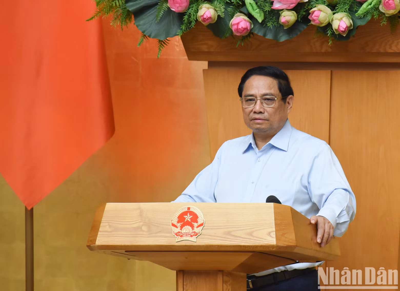 政府总理范明正在政府9月份立法工作专题会议上发表讲话。