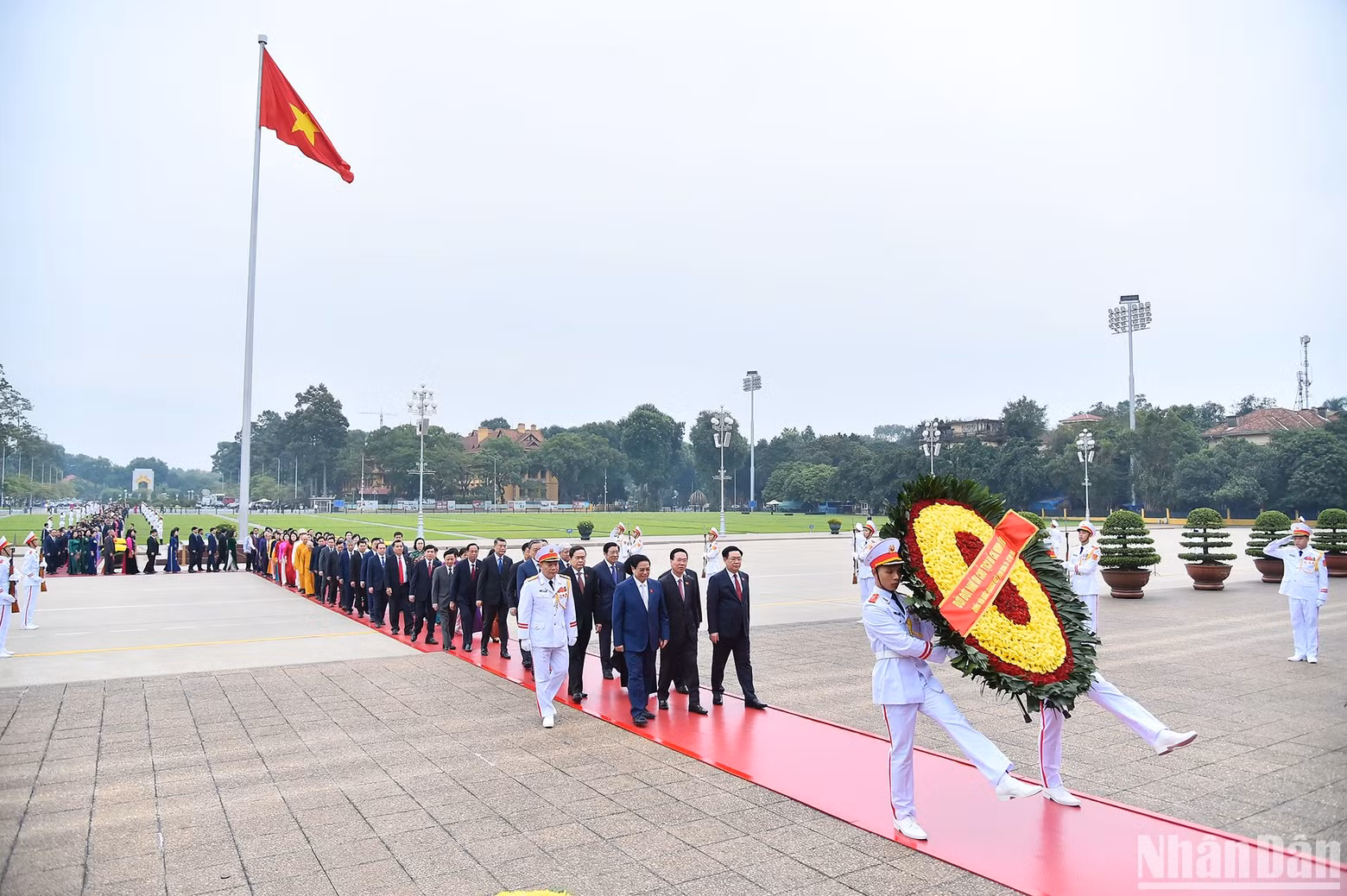 越南第十五届国会第六次会议召开前，由越南国家主席武文赏，政府总理范明正，国会主席王廷惠和党、国家领导人率领的国会代表团入陵瞻仰胡志明主席遗容。
