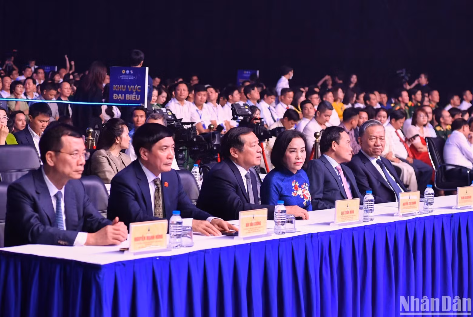 党和国家领导代表出席颁奖典礼。 党和国家领导代表出席颁奖典礼。