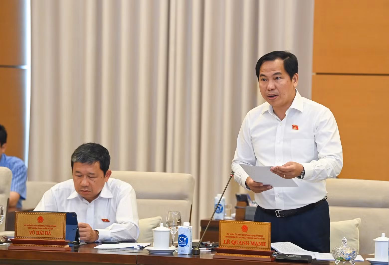 国会财政预算委员会主任黎光孟作审查报告。