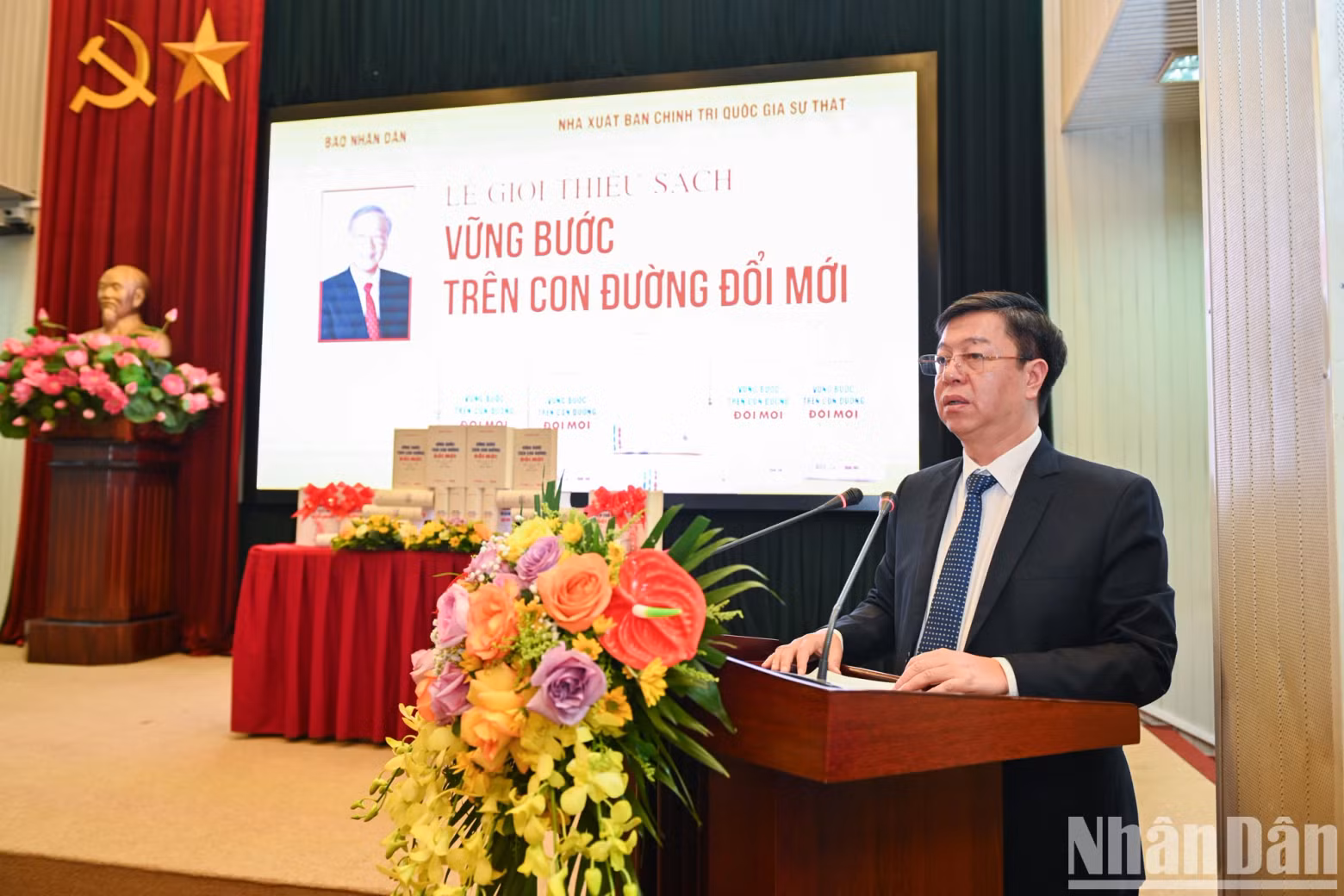 真理国家政治出版社社长兼总编辑武仲林副教授在仪式上发表讲话。