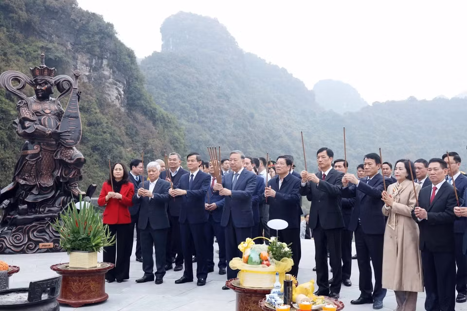 苏林总书记与中央代表团前往宁平省嘉元县嘉生乡敬天坛上香缅怀诸位先帝和先贤。(图片来源:越通社) 苏林总书记与中央代表团前往宁平省嘉元县嘉生乡敬天坛上香缅怀诸位先帝和先贤。(图片来源:越通社)