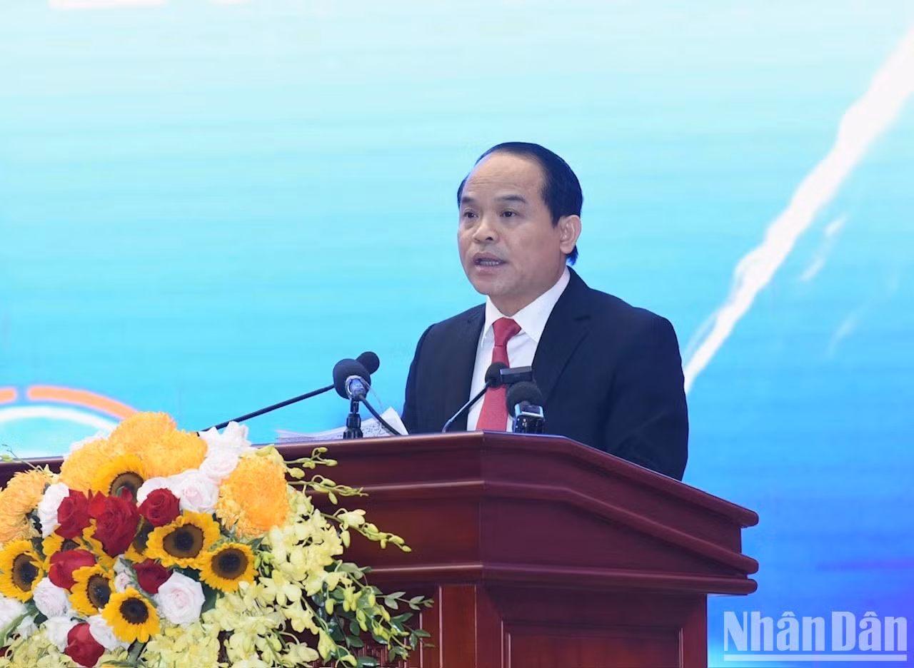 谅山省委书记阮国团在会上发表讲话。
