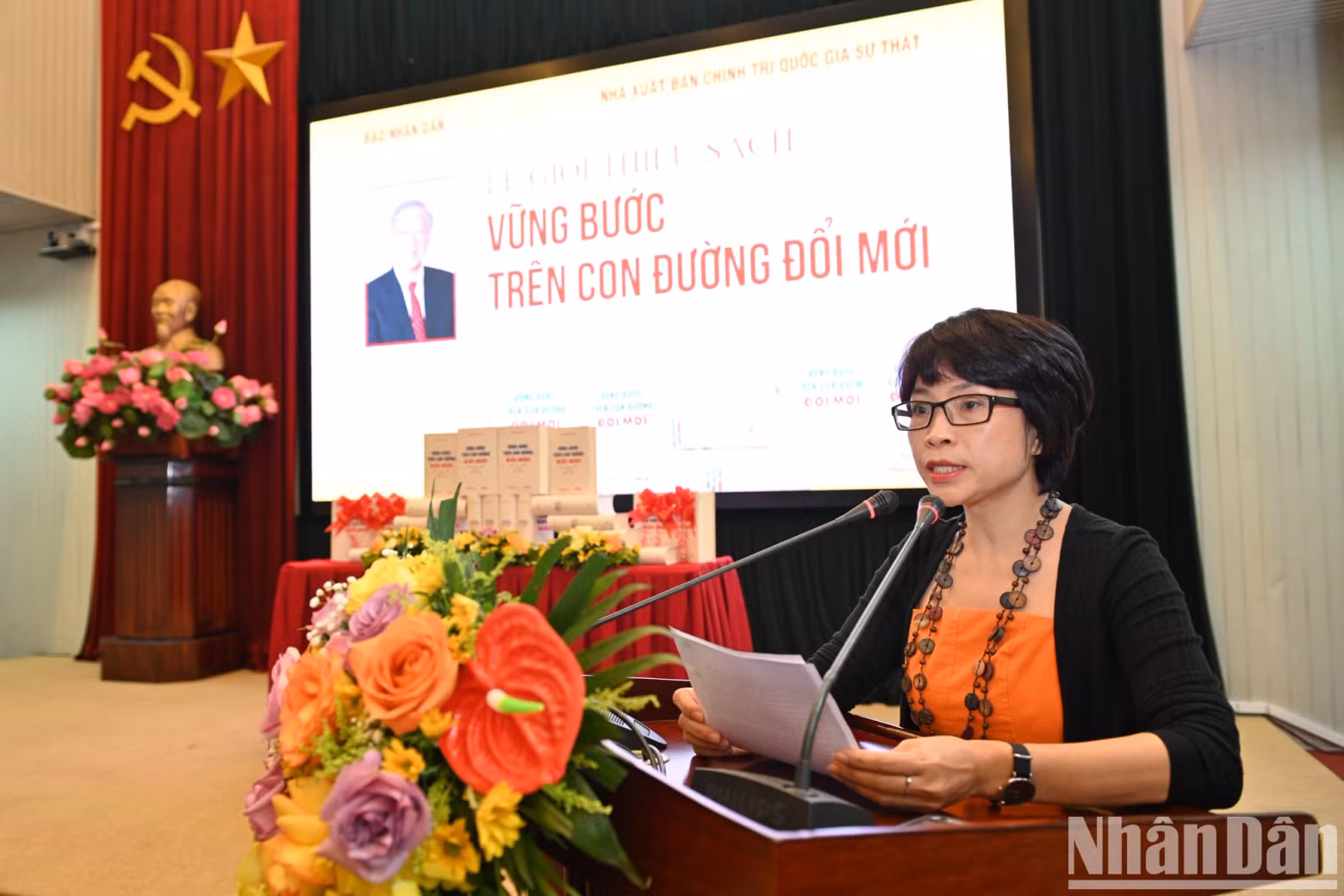 《人民报》社代表在仪式上发表讲话。
