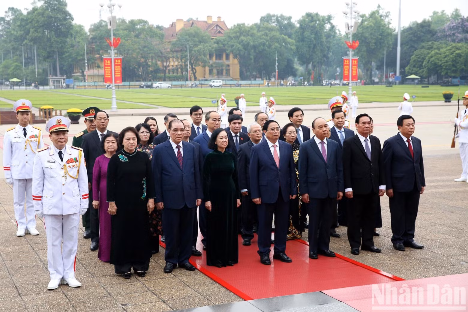 越南党和国家领导、前领导入陵瞻仰胡志明主席遗容。 越南党和国家领导、前领导入陵瞻仰胡志明主席遗容。