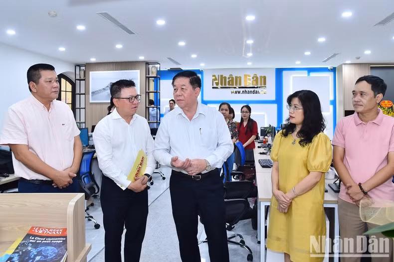《阮富仲总书记与国内人民的信任和国际友人的支持》新书发布仪式结束后,阮重义同志参观越南《人民报》社融媒体编辑室,并向党报全体工作人员、编辑、记者和员工致以最美好的祝愿。 《阮富仲总书记与国内人民的信任和国际友人的支持》新书发布仪式结束后,阮重义同志参观越南《人民报》社融媒体编辑室,并向党报全体工作人员、编辑、记者和员工致以最美好的祝愿。