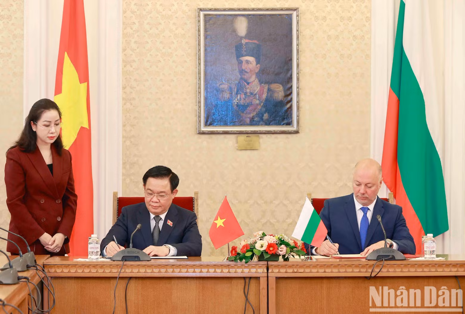 越南国会主席王廷惠与保加利亚议会议长罗森·热利亚兹科夫签署两国国会之间的合作协议。