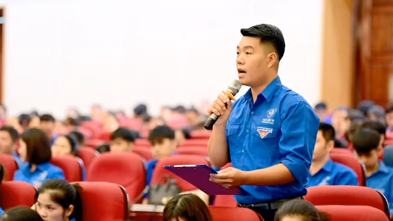 宣光省青年代表向与会代表提问。