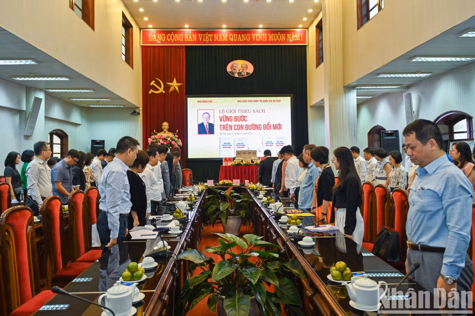 各位代表默哀一分钟，悼念越共中央总书记阮富仲。