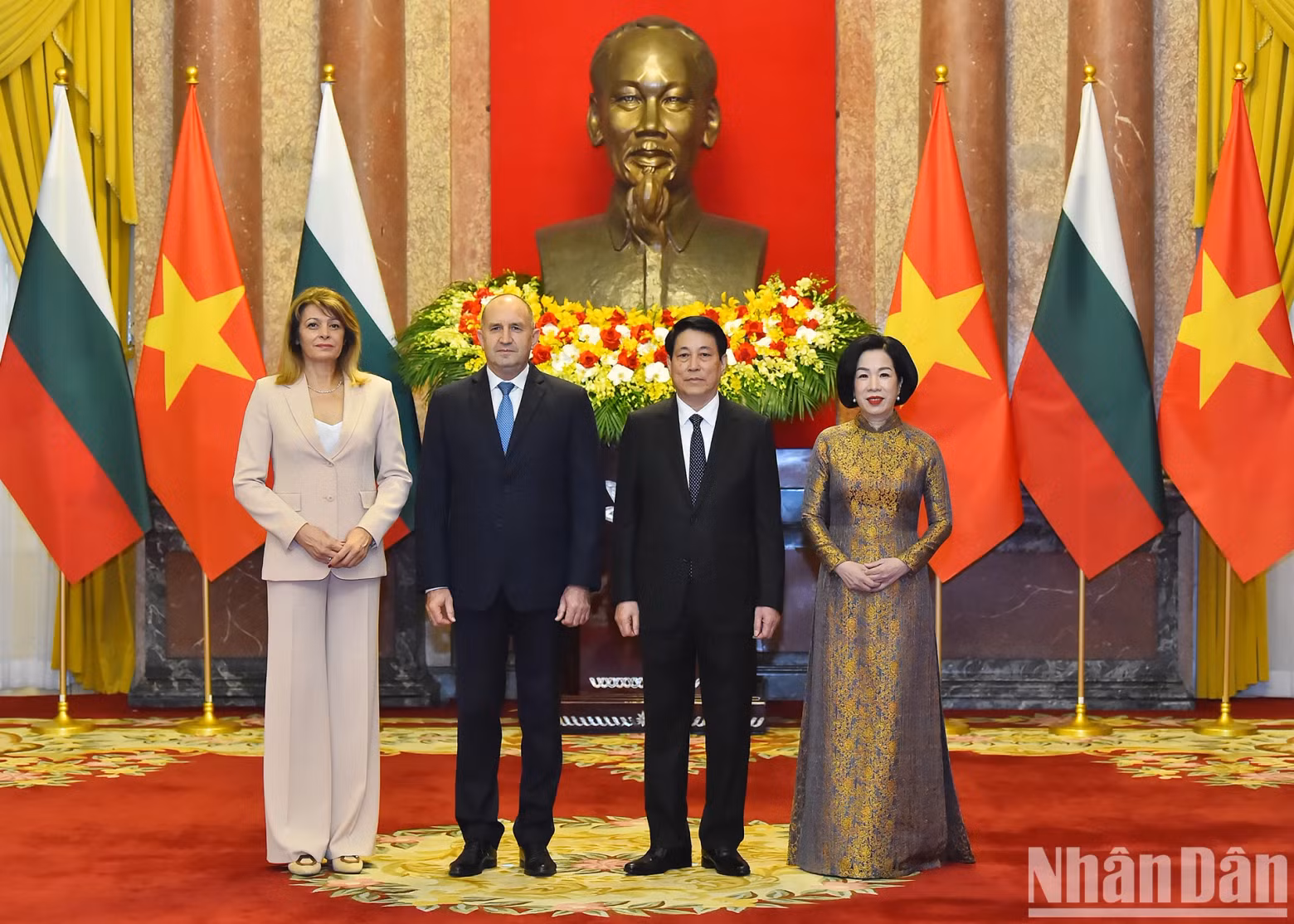 欢迎仪式结束后，越南国家主席梁强和夫人同保加利亚总统鲁门·拉德夫和夫人合影。
