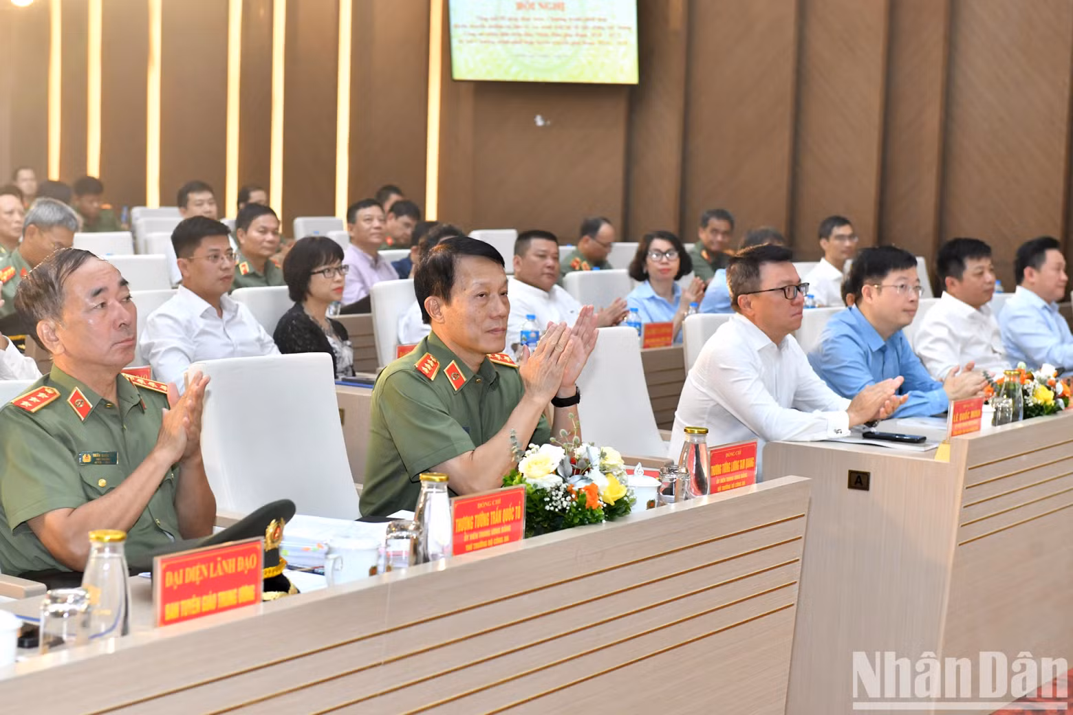 公安部领导、《人民报》社领导和各位代表出席会议。