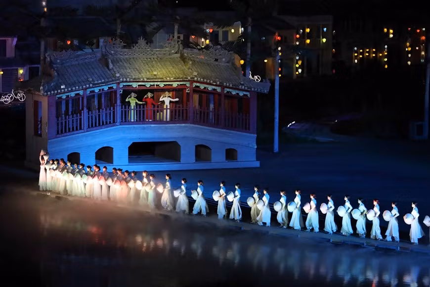 会安记忆岛的实景演出精彩上演，再现了昔日会安的文化和历史精髓。