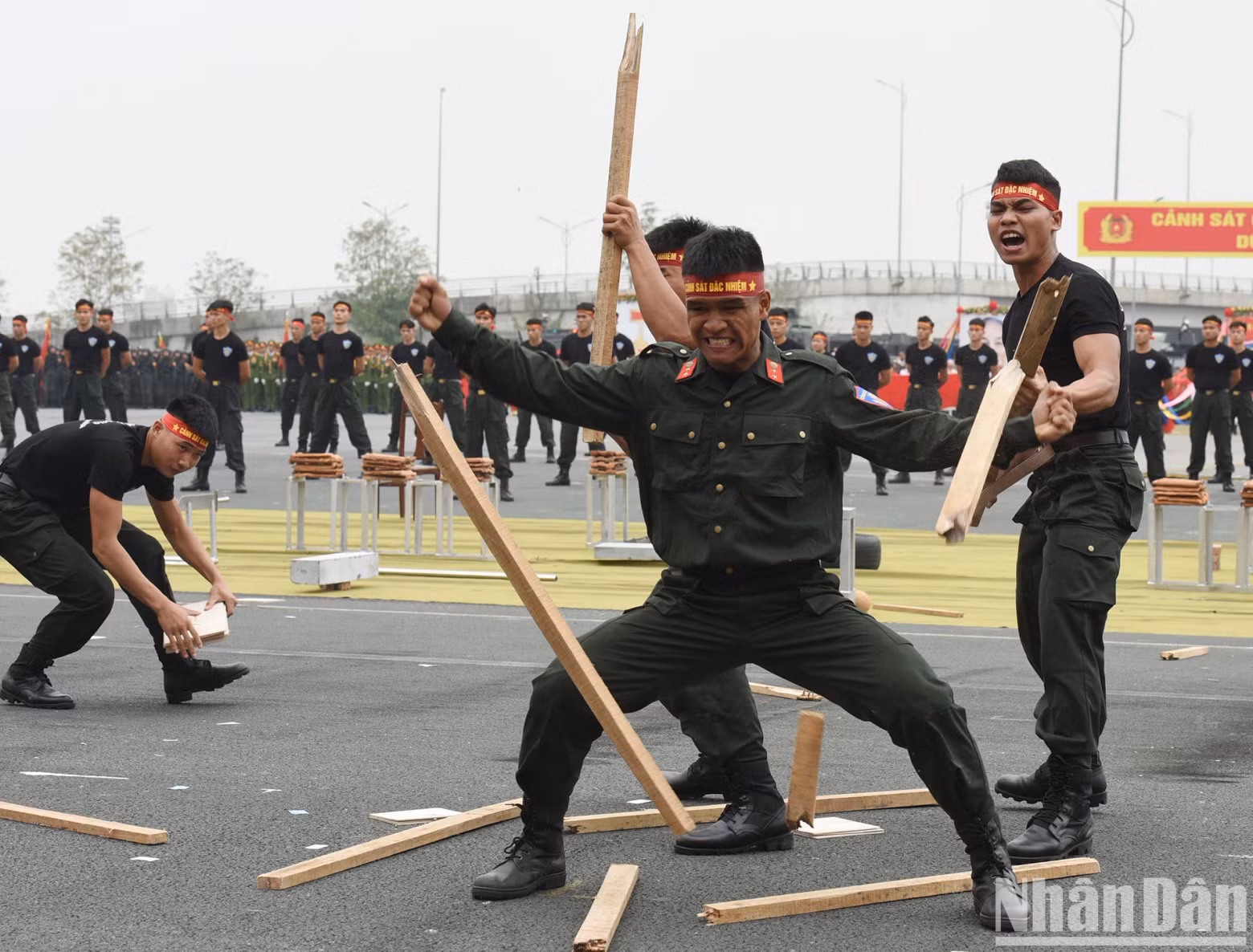500名机动警察参加武术表演。