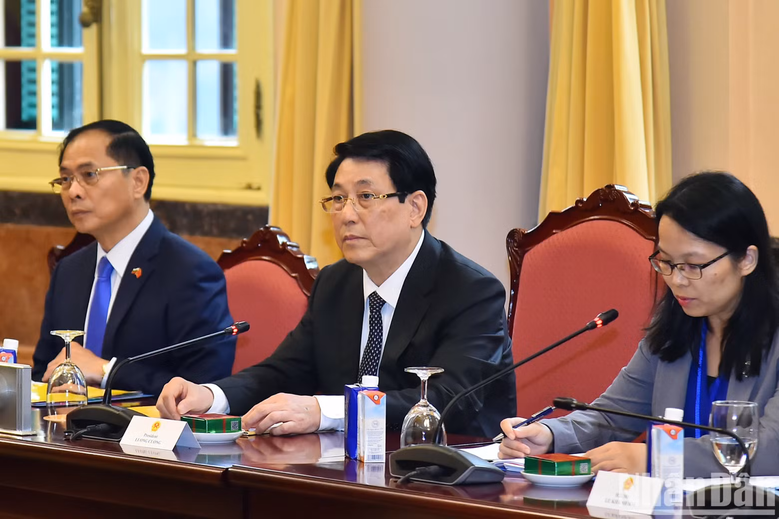 越南国家主席梁强在会谈上发表讲话。