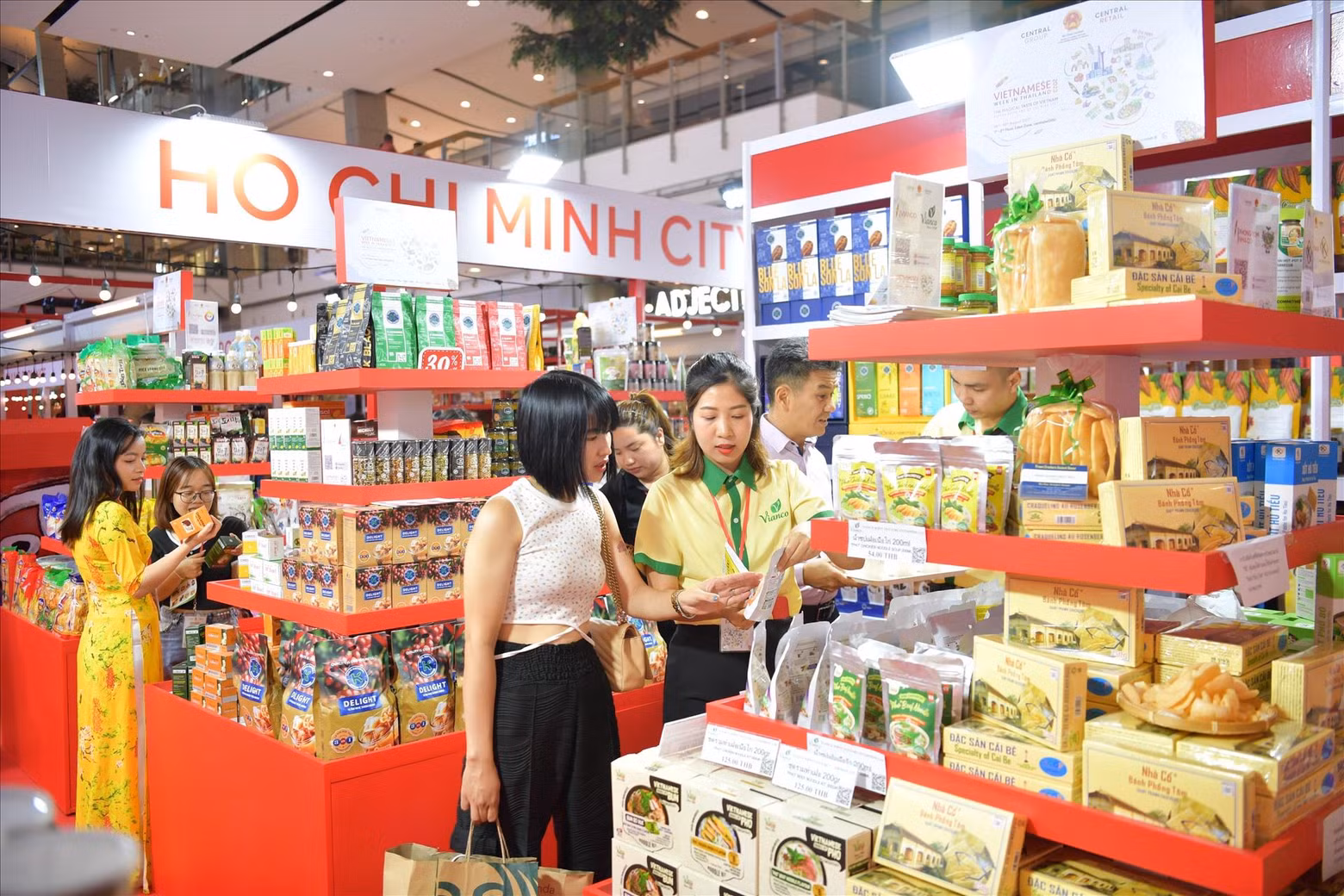 客户参观越南的展位。(图片来源:越通社) 客户参观越南的展位。(图片来源:越通社)