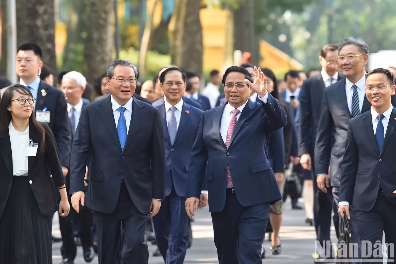 越南政府总理范明正欢迎来越访问的中国国务院总理李强。
