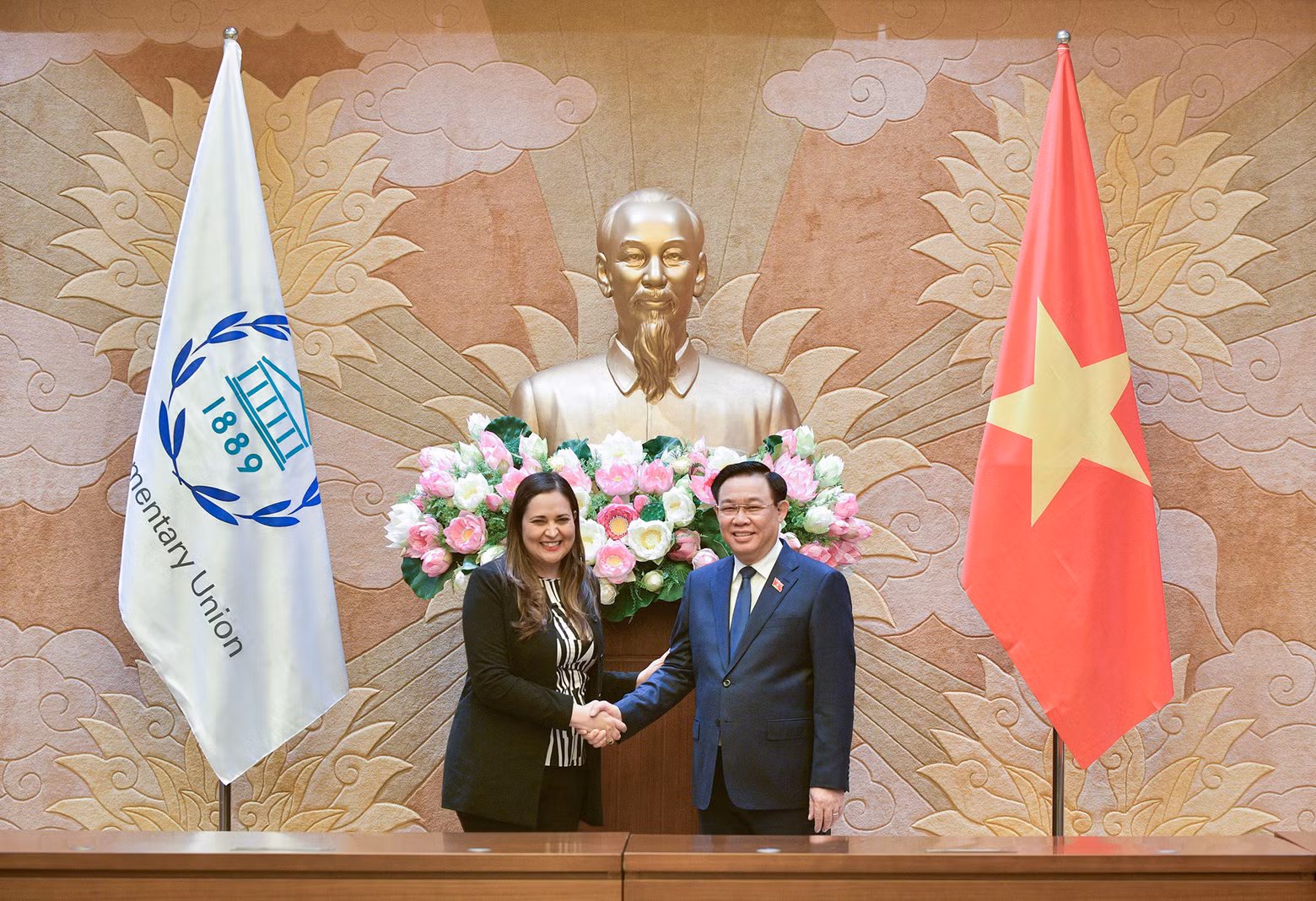 越南国会主席王廷惠和各国议会联盟女议员论坛主席辛西娅·洛佩斯·卡斯特罗。