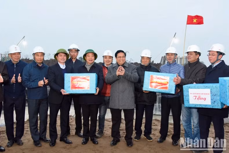 范明正总理走访慰问一号南定-清化500 kV输电线路项目施工工人并向其赠送礼物。