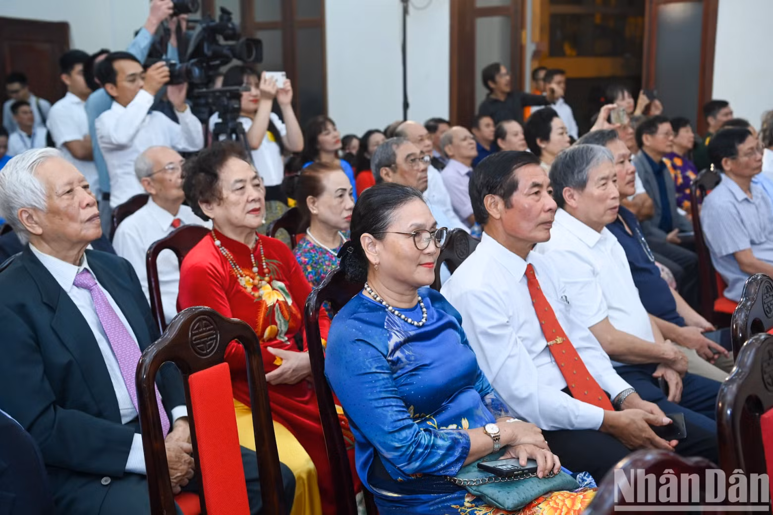 各阶层人民前来参加庆祝活动。 各阶层人民前来参加庆祝活动。