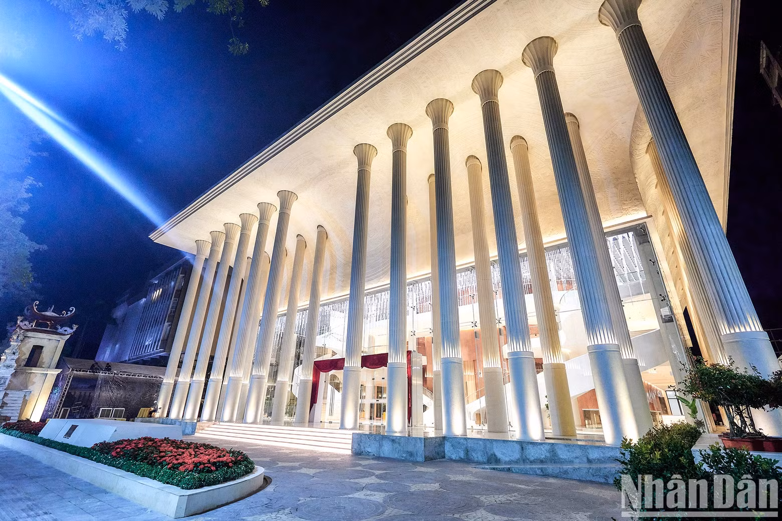 夜晚的剑湖剧院气势磅礴,气势磅礴。 夜晚的剑湖剧院气势磅礴,气势磅礴。
