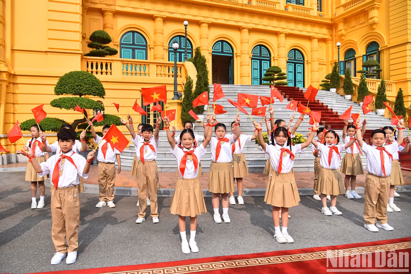 越南首都河内的儿童欢迎中国国务院总理李强访越。