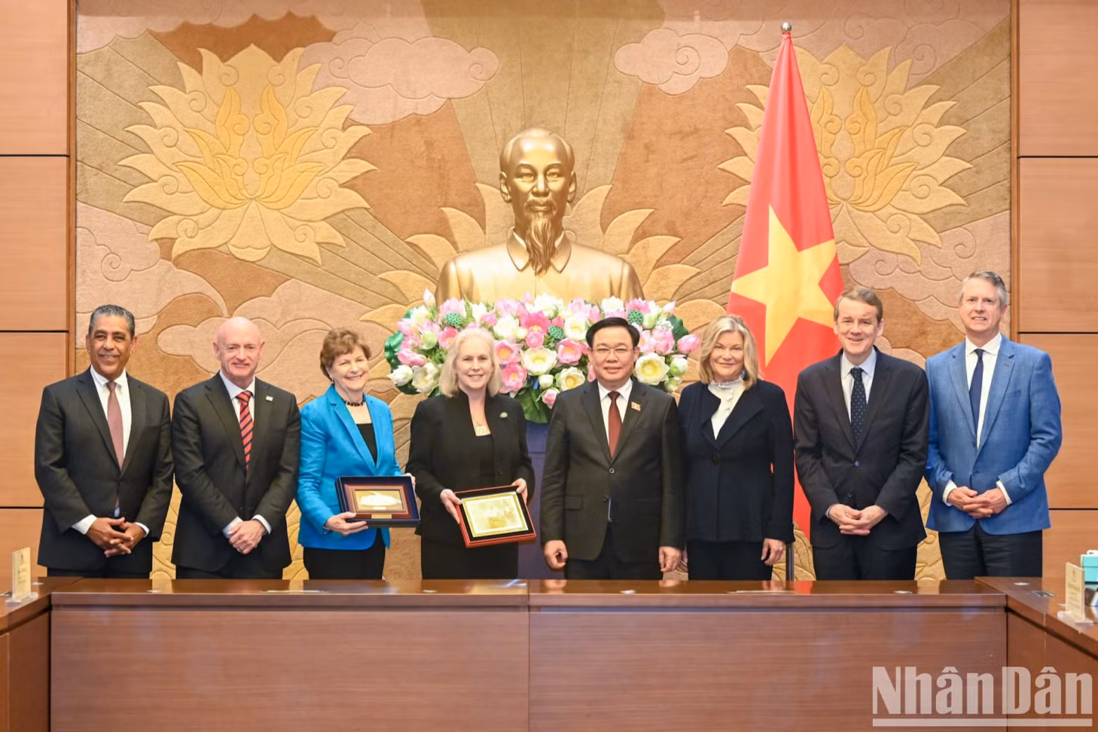 越南国会主席王廷惠和美国参议员克尔斯滕·吉利布兰德一行合影。 越南国会主席王廷惠和美国参议员克尔斯滕·吉利布兰德一行合影。