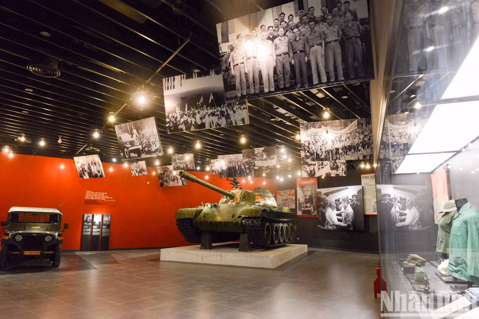在抗美战争期间,T-54B坦克参加解放顺化、岘港,随后继续参加胡志明战役。 1975年4月30日,这辆坦克率团进入西贡,在前往独立宫的途中,击落了敌方的3辆坦克和装甲车,11时,843号坦克撞上了独立宫的侧门。 在抗美战争期间,T-54B坦克参加解放顺化、岘港,随后继续参加胡志明战役。 1975年4月30日,这辆坦克率团进入西贡,在前往独立宫的途中,击落了敌方的3辆坦克和装甲车,11时,843号坦克撞上了独立宫的侧门。