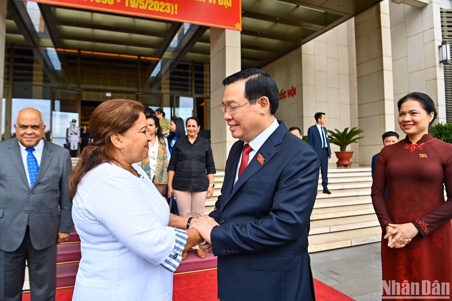 会见结束时，国会主席王廷惠欢送古巴妇联总书记阿玛雷耶。