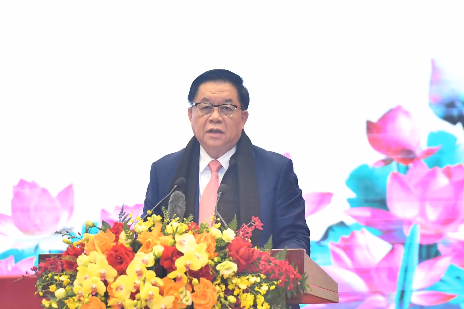 中央宣教部部长阮重义在见面会上发表讲话。