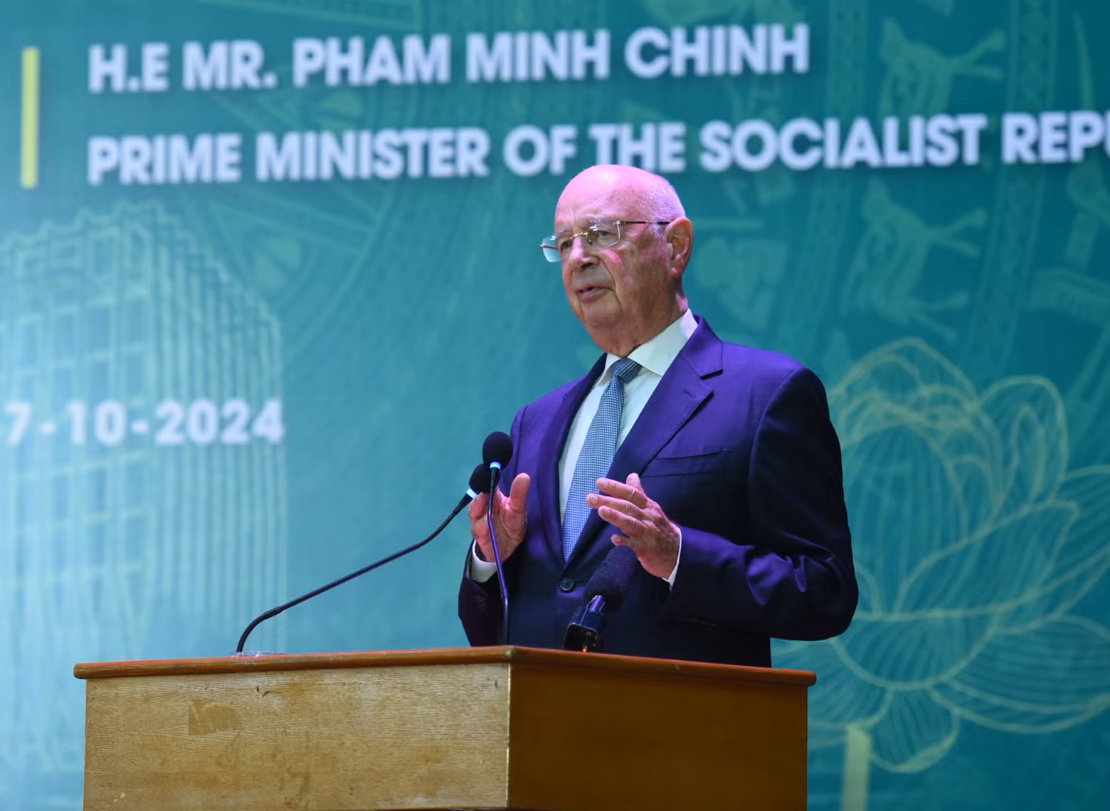 克劳斯·施瓦布教授在交流会上分析了世界发展形势，越南和各国面临的机遇与挑战。