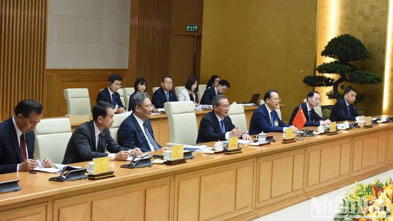 中国国务院总理李强一行参加与越南政府总理范明正的会谈。