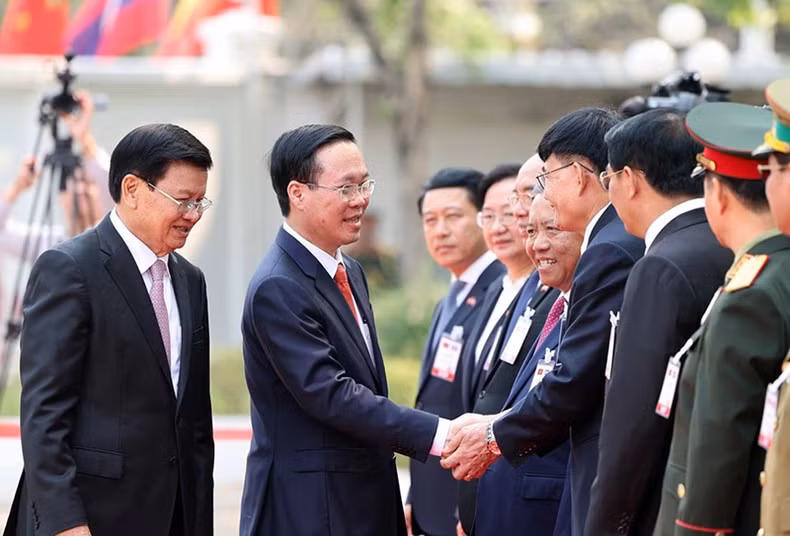 国家主席武文赏和老挝高级代表团成员。