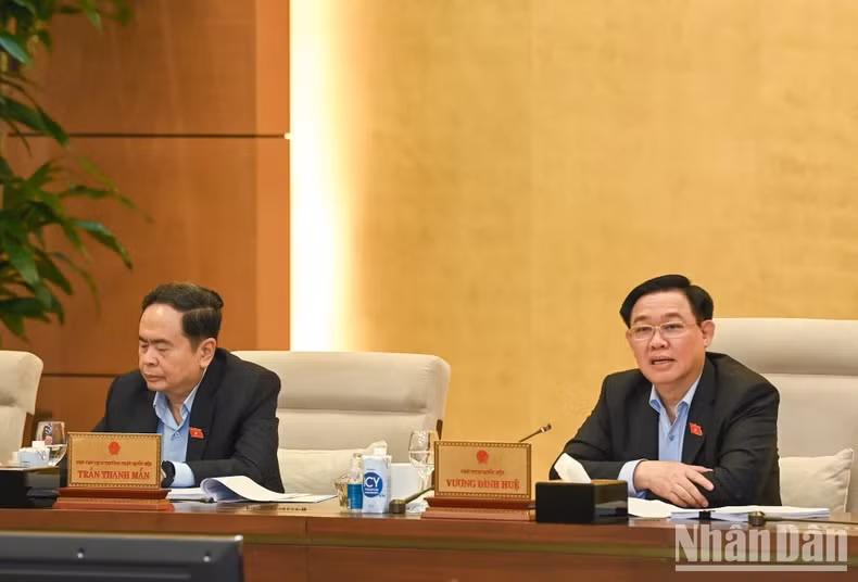 国会主席王廷惠在会上发表讲话。