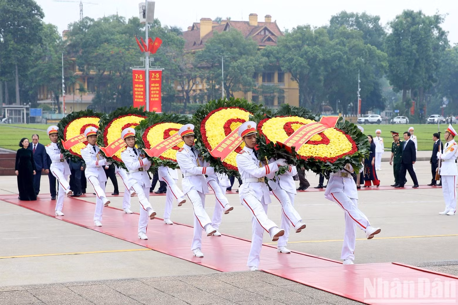 代表团的花圈飘带上写道:“永远铭记伟大的胡志明主席的功劳”。 代表团的花圈飘带上写道:“永远铭记伟大的胡志明主席的功劳”。