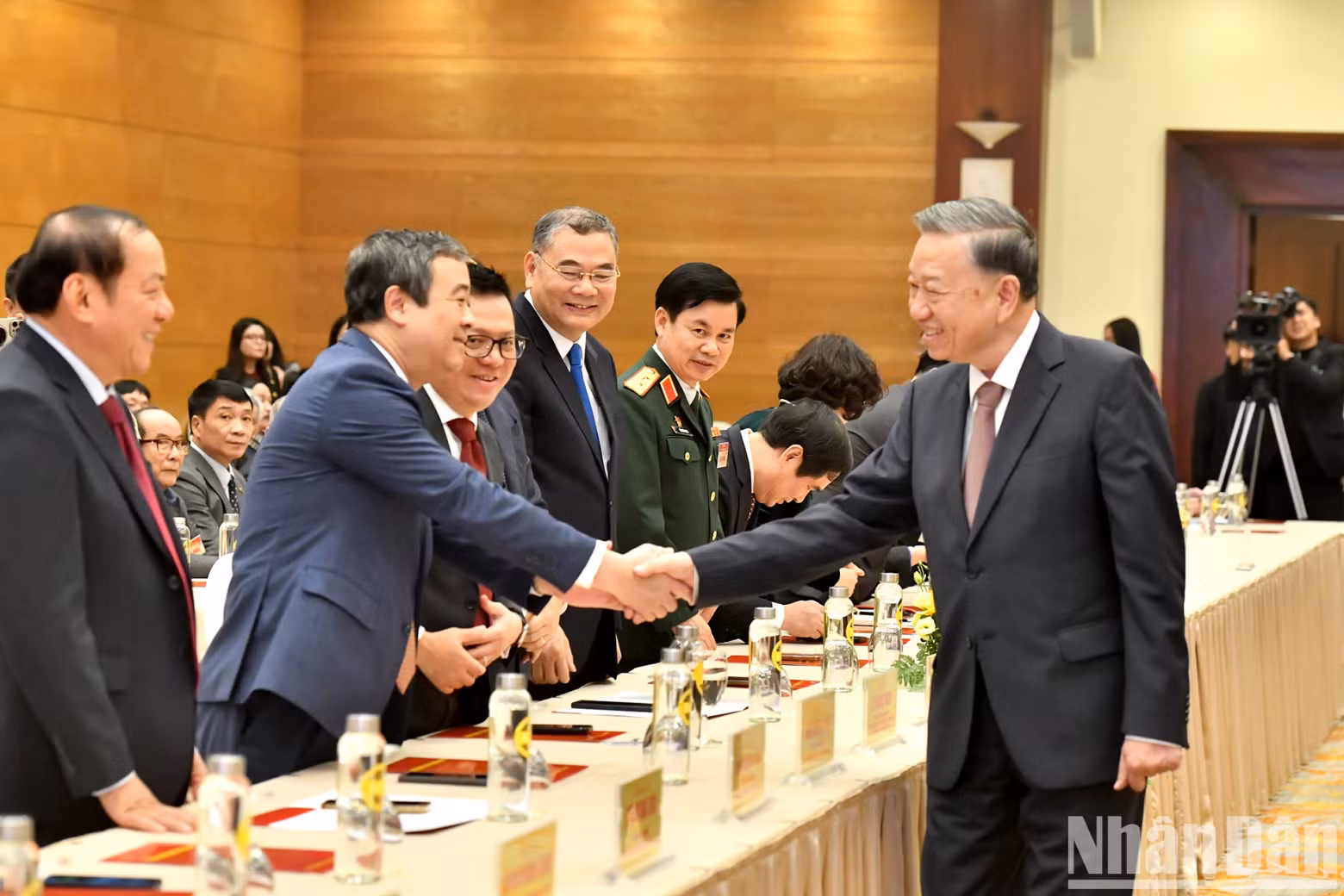 苏林总书记和与会代表。