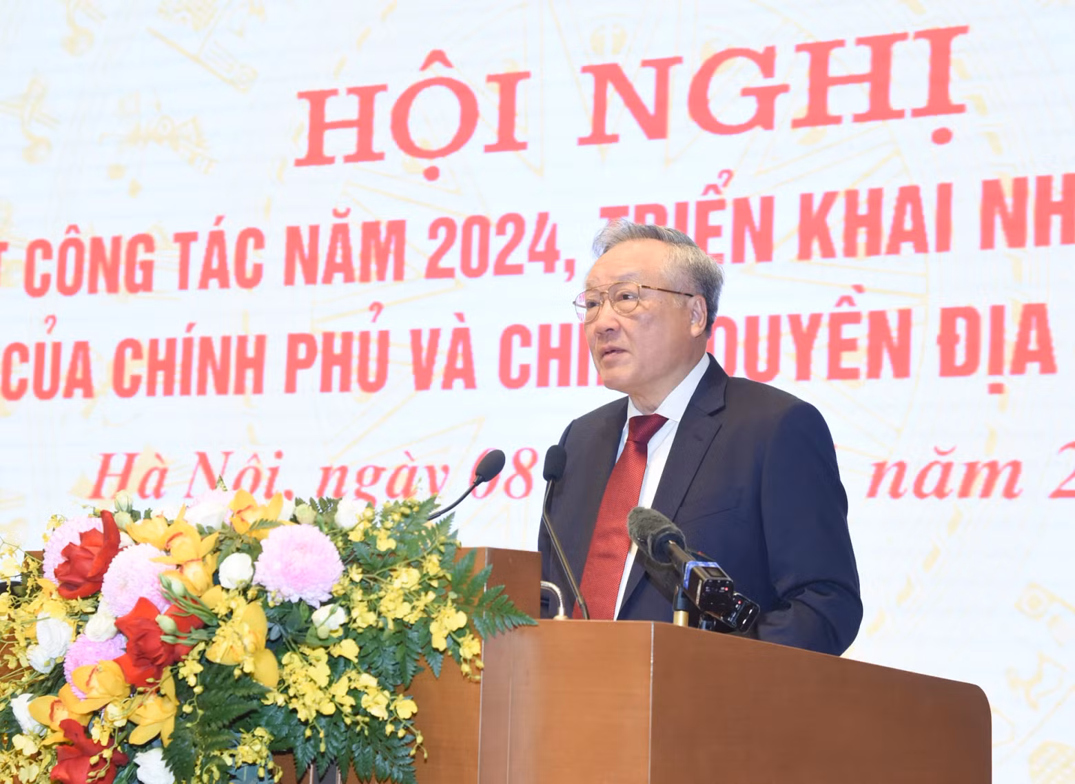 政府常务副总理阮和平在会上作报告。