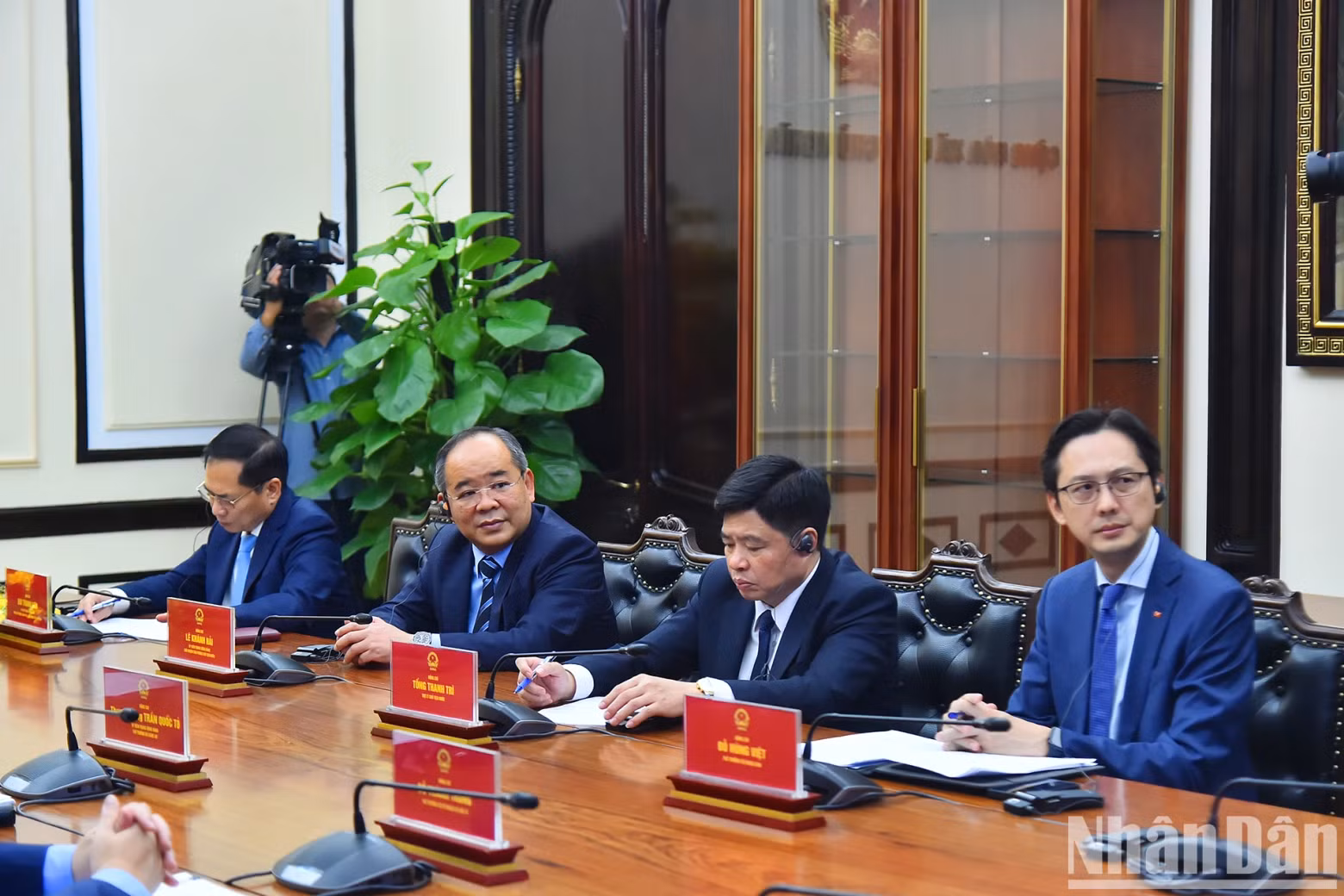 出席视频会谈的越南政府副总理、外交部长裴青山和越方代表。