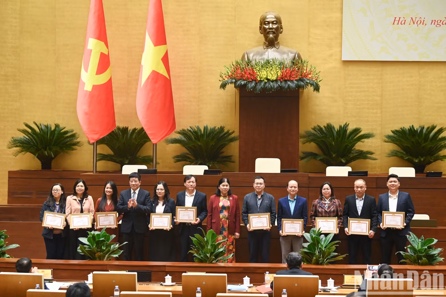 国会办公厅领导向2024年出色完成任务的党员颁发奖状。
