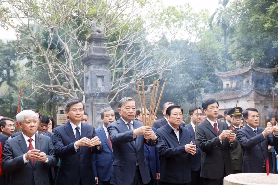 越共中央总书记苏林和中央代表团在黎大行祠上香。(图片来源:越通社) 越共中央总书记苏林和中央代表团在黎大行祠上香。(图片来源:越通社)