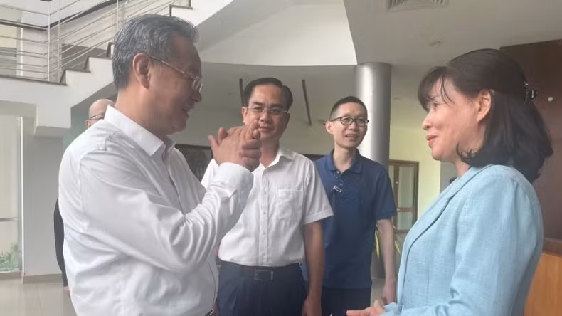 中共中央候补委员、中国《人民日报》社总编辑陈建文同志和西宁省委常务委员会委员、省委宣教与民运部部长阮氏春香走访一家企业。