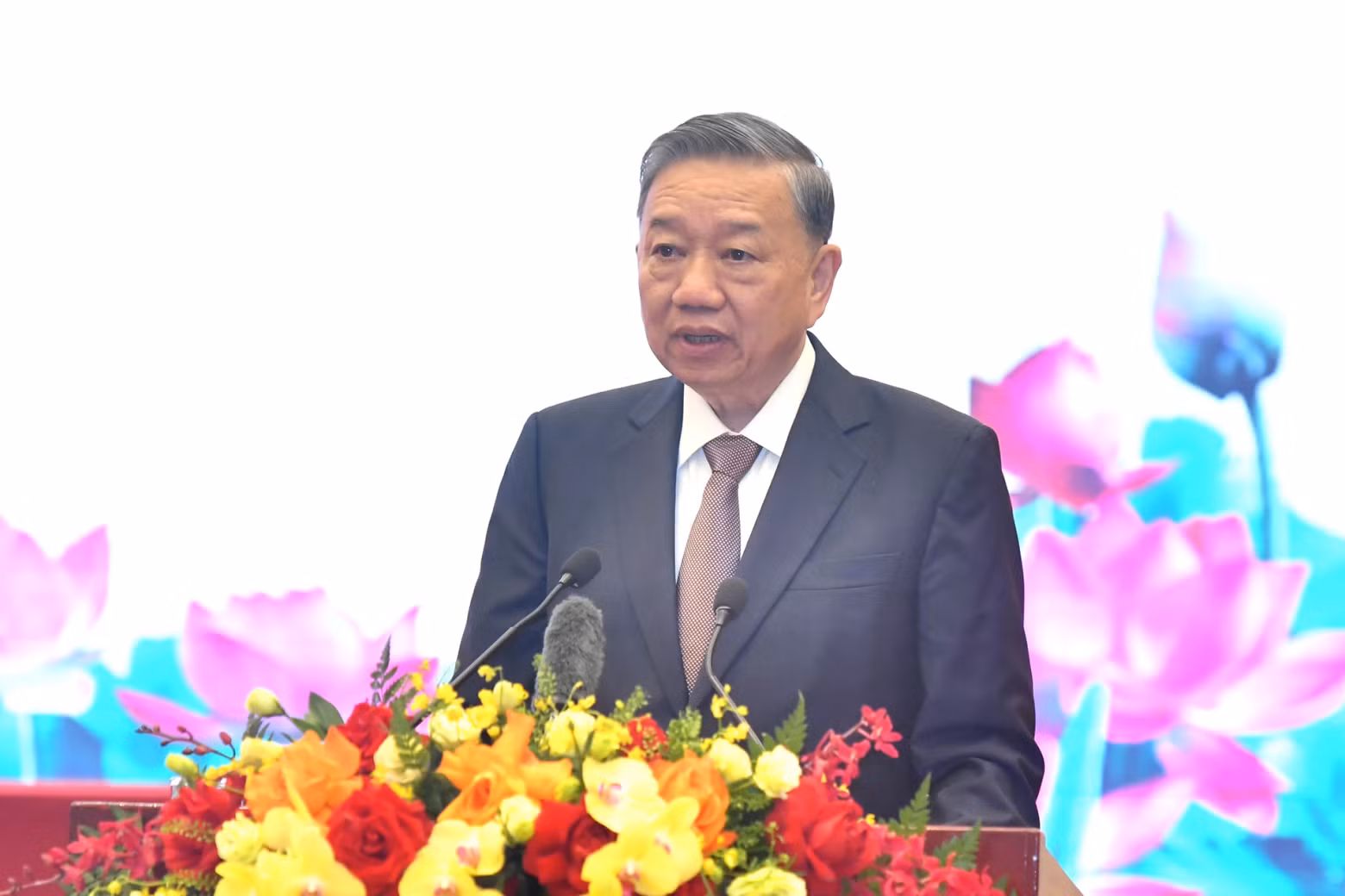 苏林总书记在见面会上发表讲话。